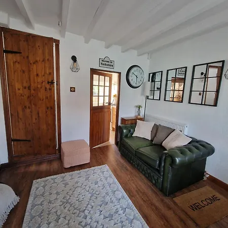 Black Cat - Pickering